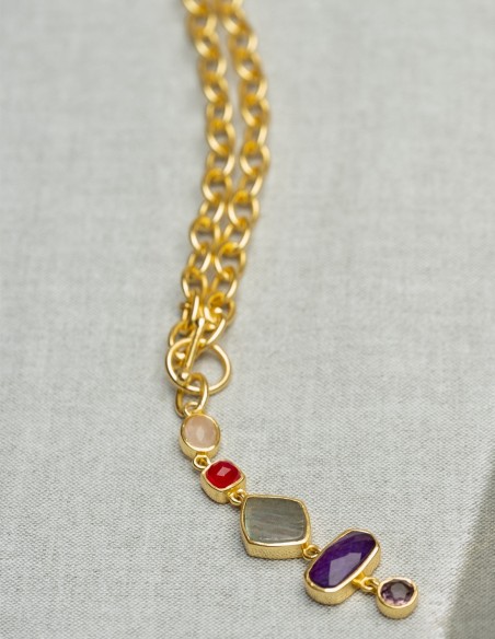 Collar de cadena dorada y piedras de color elegante