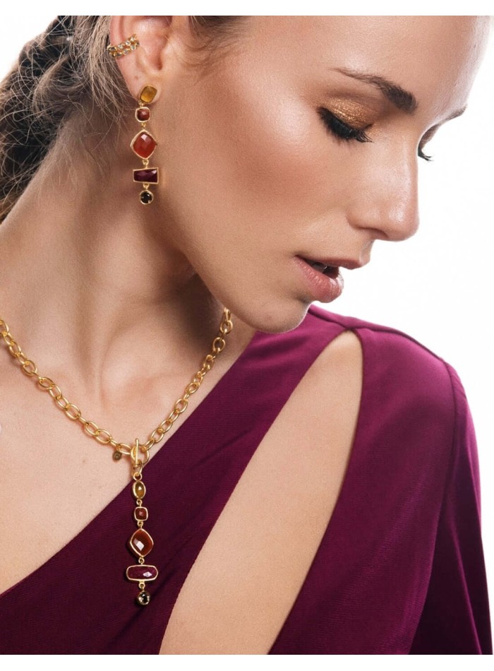 Collar dorado con colgante de piedras