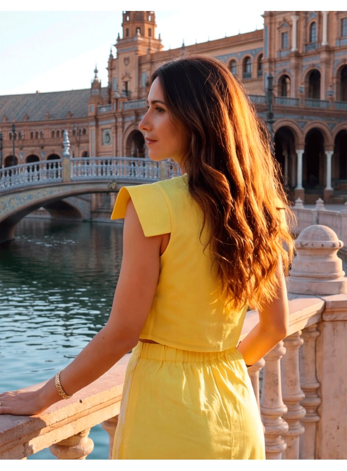 Two-piece set in yellow with white embroidery, elegant, bright and perfect for communion guests or daytime events.