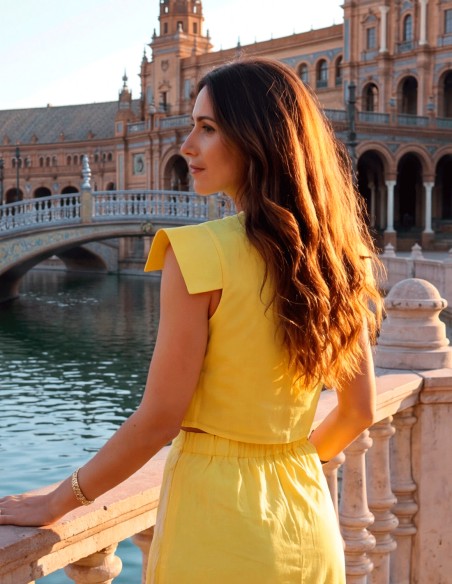 Two-piece set in yellow with white embroidery, elegant, bright and perfect for communion guests or daytime events.