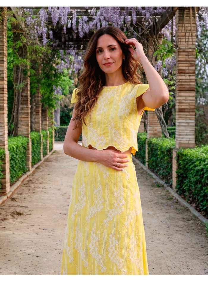 Tenue d'invité brodée jaune