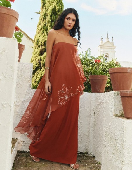 Vestido largo en color terracota para invitada