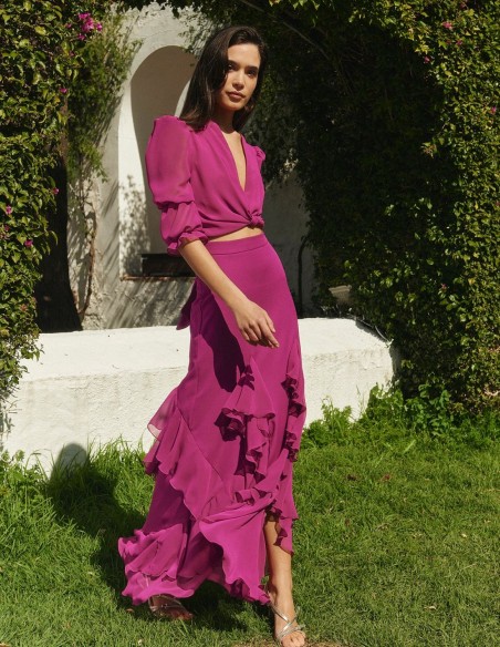 Falda larga de corte asimétrico y detalle de volantes de gasa