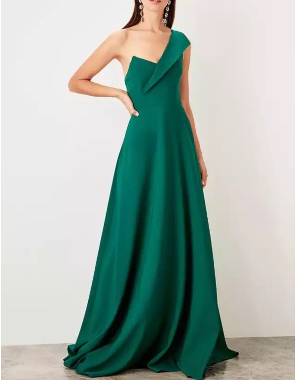 Vestido de fiesta largo con escote asimétrico