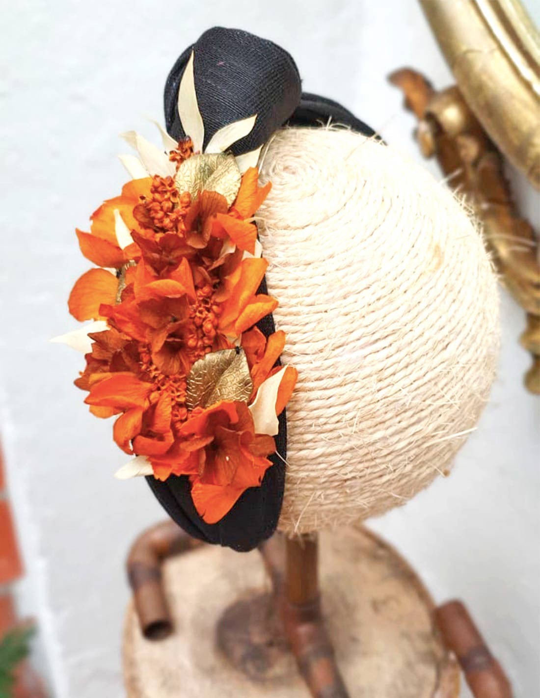 Diadema negra con hortensia preservada naranja - INVITADA PERFECTA