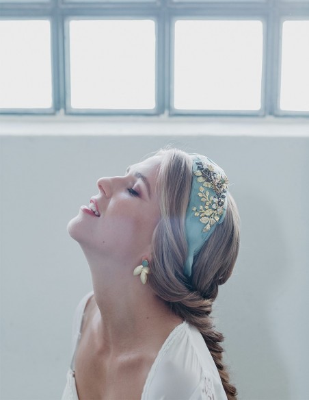Headband with feather base and golden jewel detail at INVITADISIMA