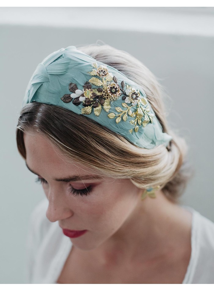 Headband with feather base and golden jewel detail by Cala by Lilian