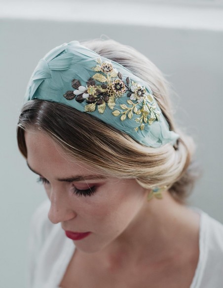 Headband with feather base and golden jewel detail by Cala by Lilian