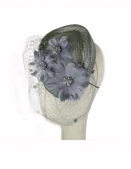 Silver guest headdress with feathered flowers at INVITADISIMA