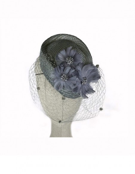 Silver guest headdress with feathered flowers at INVITADISIMA by Airun