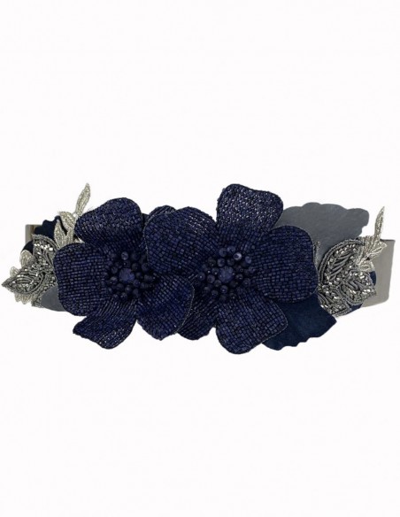 Navy blue belt with floral details and rhinestones at INVITADISIMA