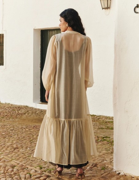 Chaqueta de organza en tono crudo con corte midi para invitada