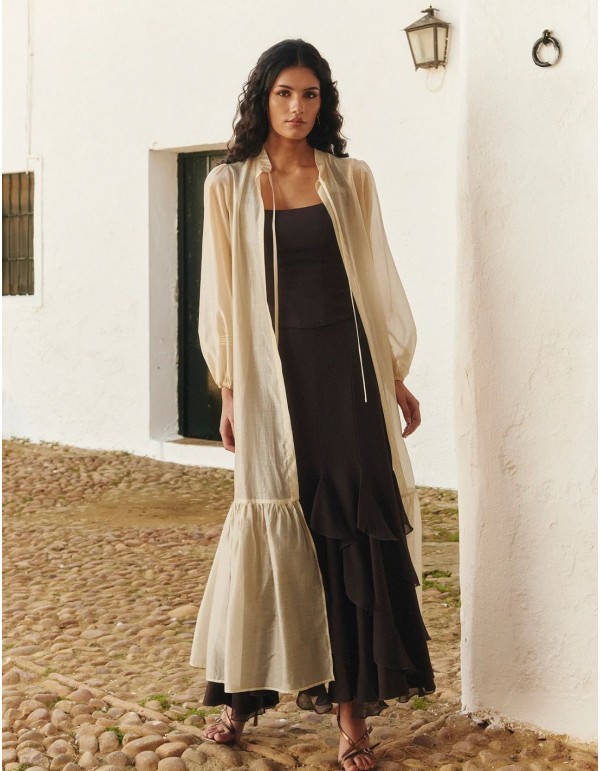 Chaqueta de organza en tono crudo con corte midi