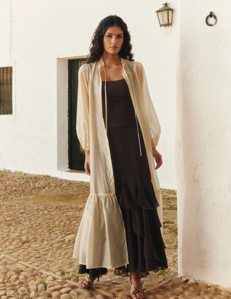 Chaqueta de organza en tono crudo con corte midi