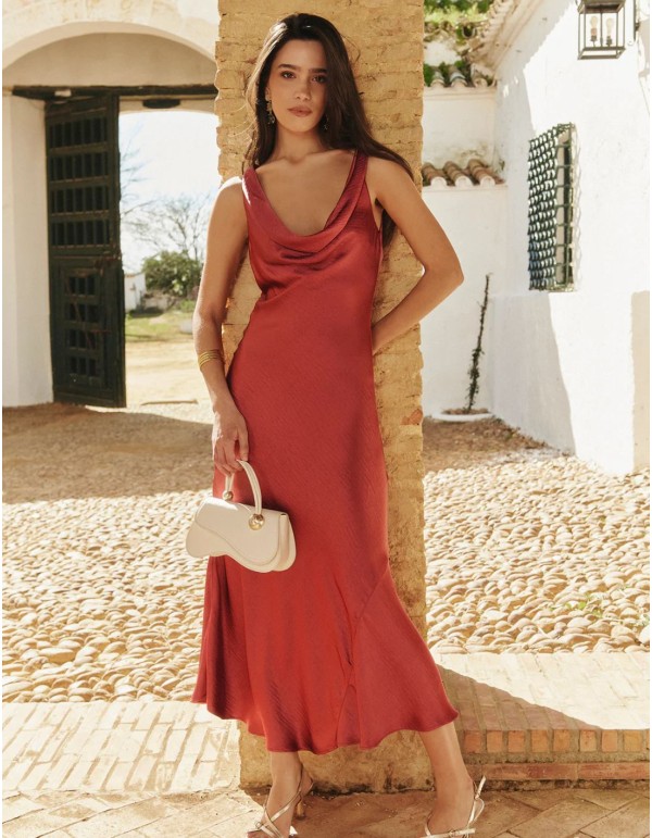 Robe midi rose avec encolure drapée sur le devant en...