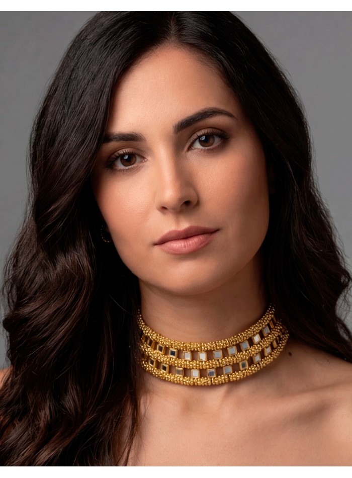 Choker rígido dorado con espejitos finos, elegante y delicado. Perfecto para invitadas que buscan un brillo sutil y sofisticado.