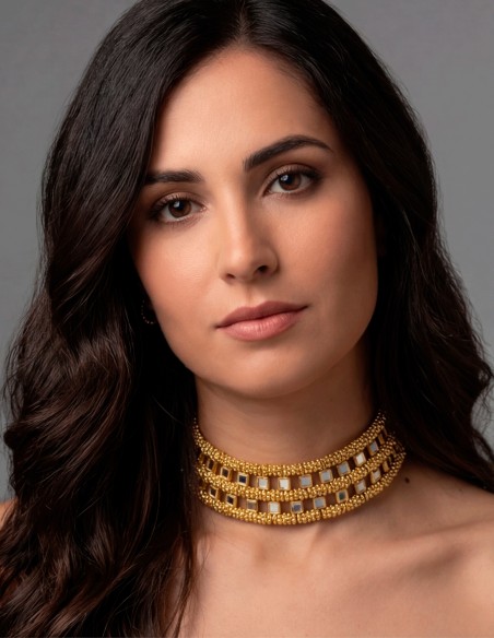 Rigid golden choker with fine mirrors, elegant and delicate. Perfect for guests looking for a subtle and sophisticated sparkle.