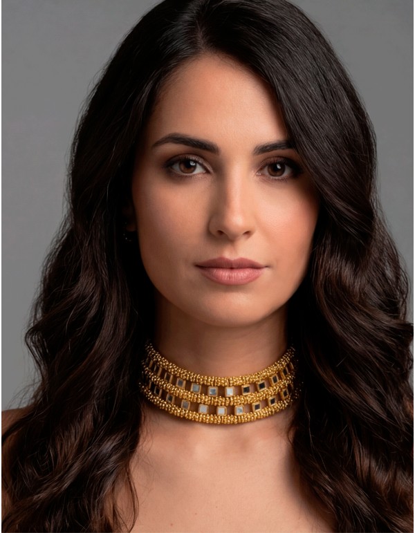 Fine golden choker with mirrors for guests 2