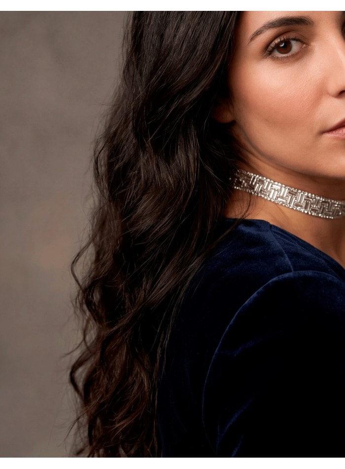 Este choker de pedrería tipo cristal es una pieza sofisticada diseñada para aportar luz, elegancia y presencia a cualquier look.