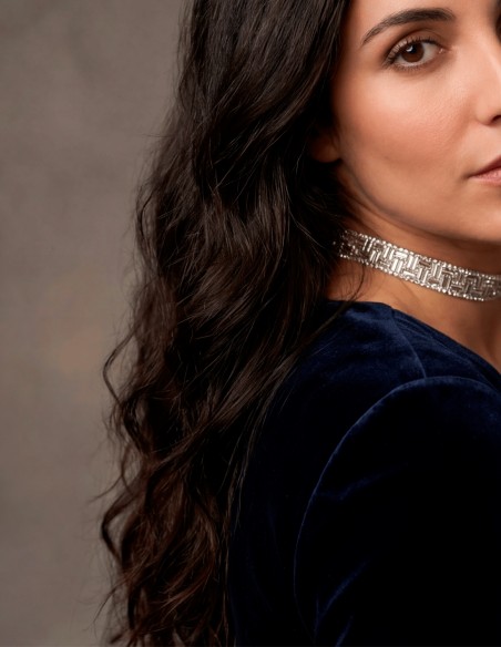 Este choker de pedrería tipo cristal es una pieza sofisticada diseñada para aportar luz, elegancia y presencia a cualquier look.