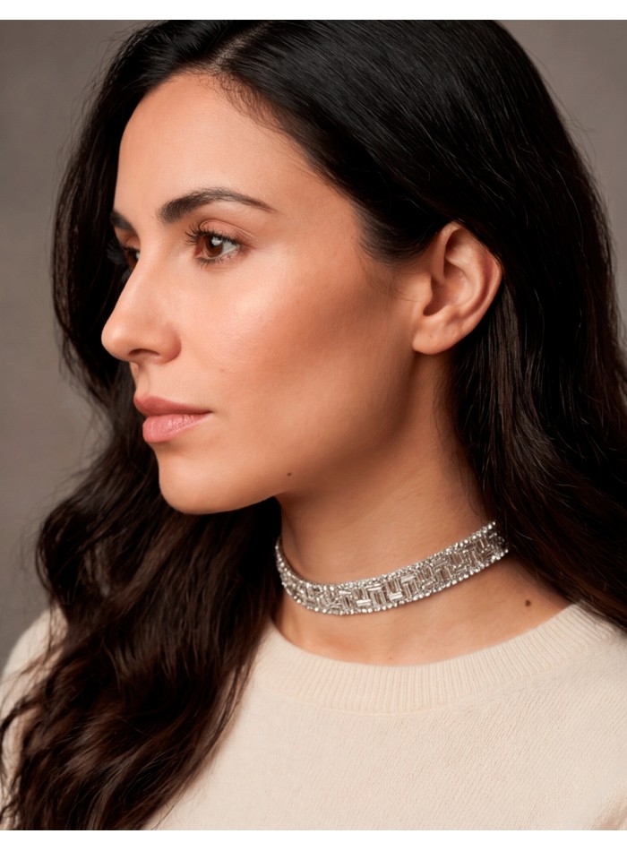 Choker de pedrería tipo cristal, elegante y luminoso. El complemento perfecto para elevar cualquier look de invitada.