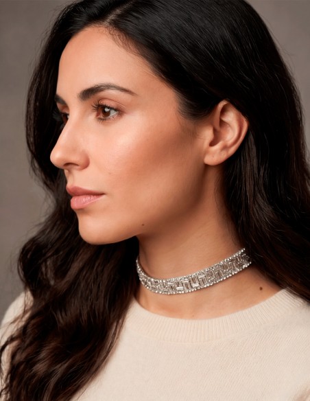 Choker de pedrería tipo cristal, elegante y luminoso. El complemento perfecto para elevar cualquier look de invitada.