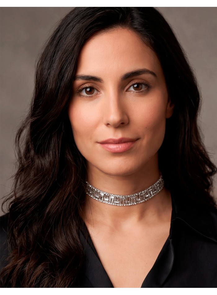 Choker de cristal brillante: la gargantilla elegante que ilumina cualquier look de invitada