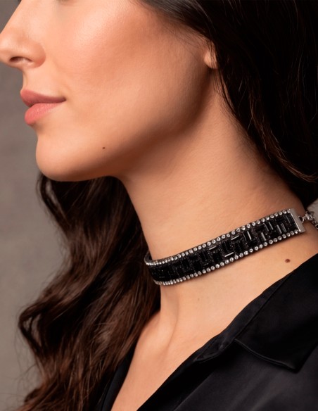 Choker negro con pedrería tipo cristal, elegante y con carácter. Perfecto para looks de invitada de noche.