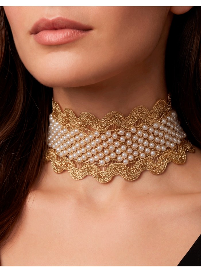 Choker dorado con perlas: la pieza statement que transforma cualquier look de invitada
