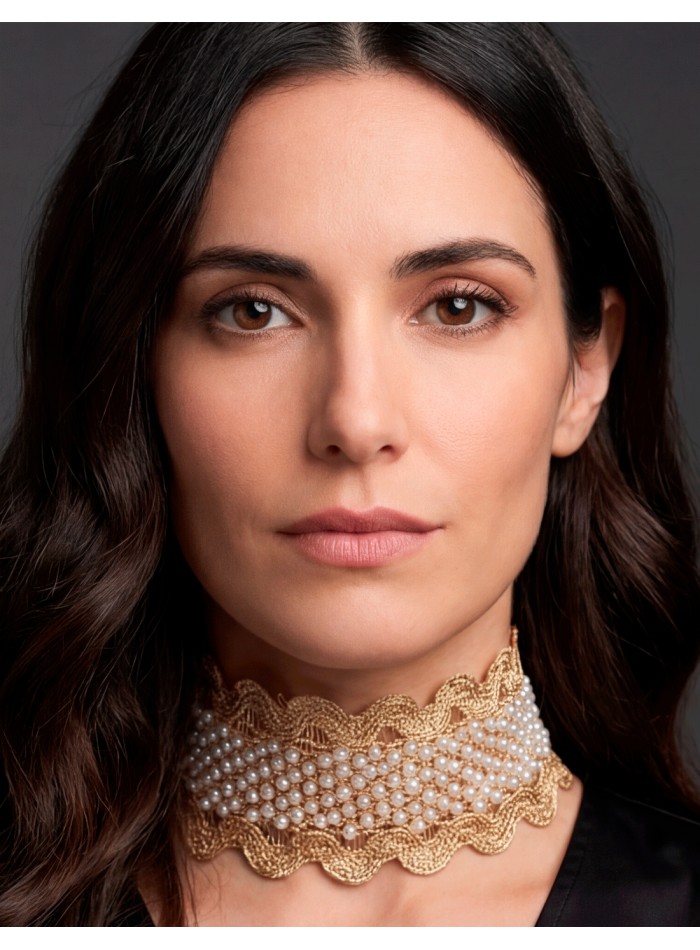 Tour de cou en or avec perles pour les invités...