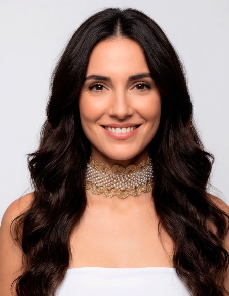 Choker dorado con perlitas, elegante y sofisticado. Un complemento ideal para elevar cualquier estilismo de invitada.