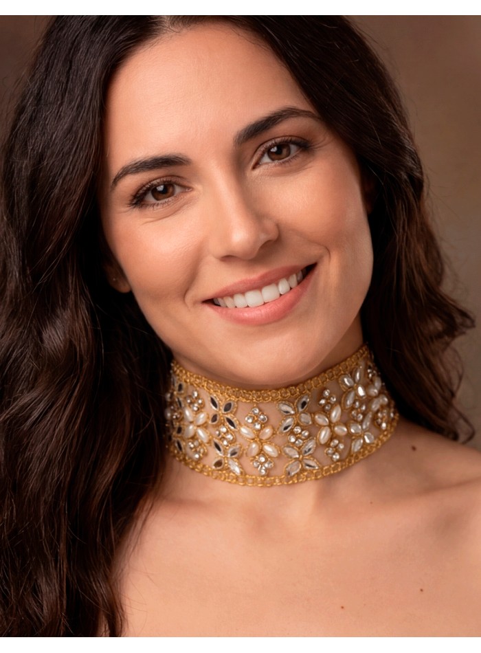 This golden choker embroidered with crystals and pearls is an authentic handcrafted jewel designed to stand out in any event.