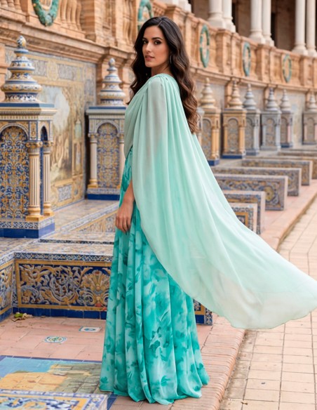 Capa cruzada de gasa: el complemento perfecto para elevar tu vestido de invitada