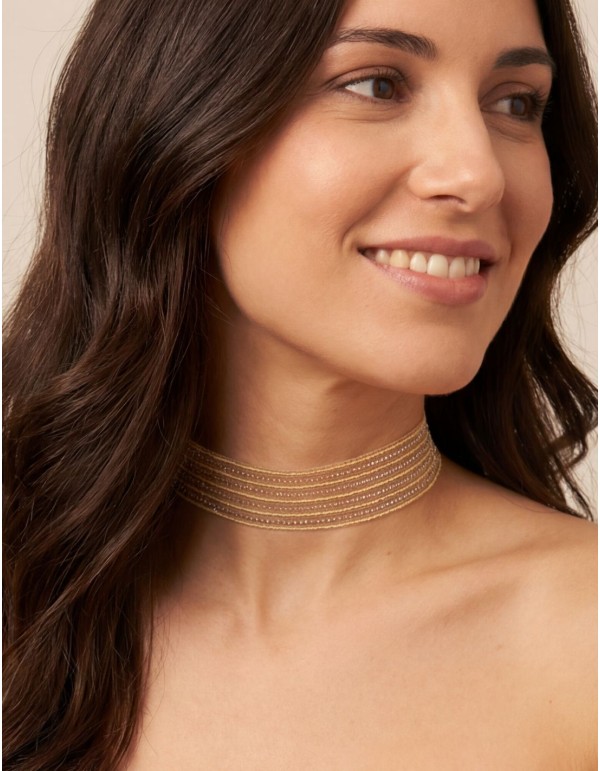 Choker dorado con detalle de hilo de brillo para invitada