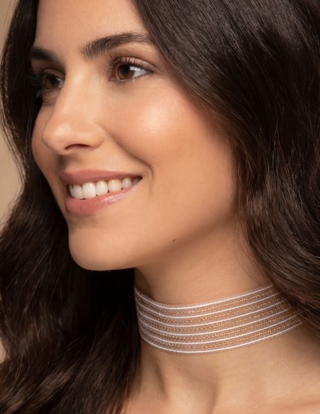 White guest choker with fine gold thread