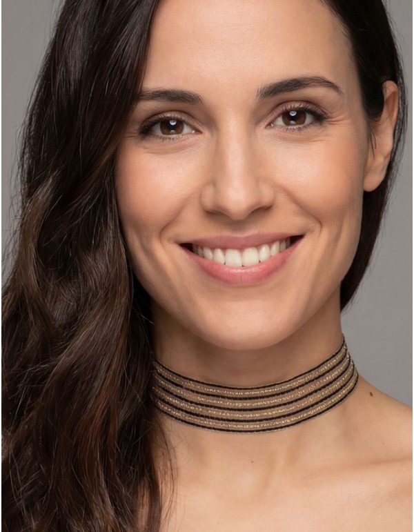 Choker para invitada con detalles en negro y dorado 2