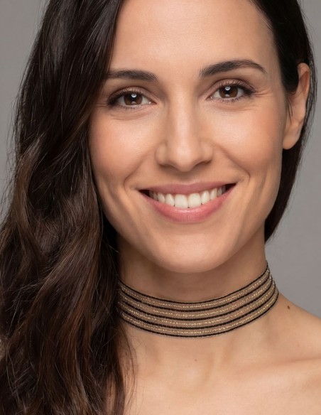 Choker con hilo en color negro y metalizado en color dorado