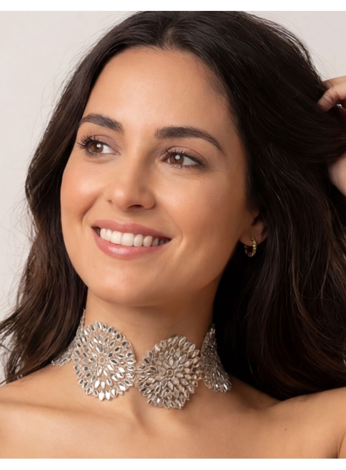 Choker de flores para invitada con pedrería