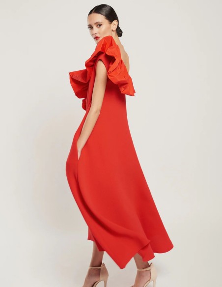 Robe midi en crêpe rouge avec encolure ronde et volant