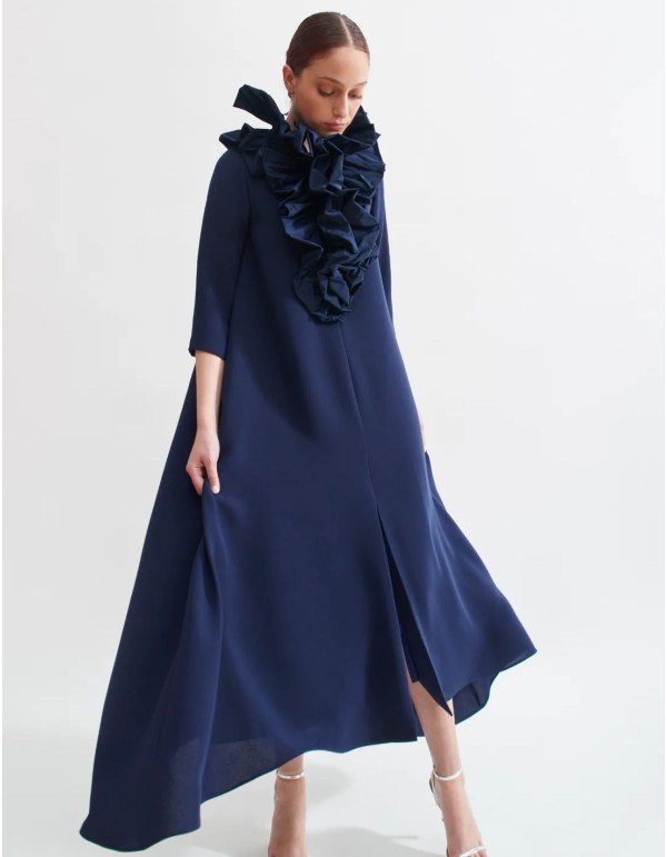 Robe midi bleu marine avec encolure cygne et volants en...