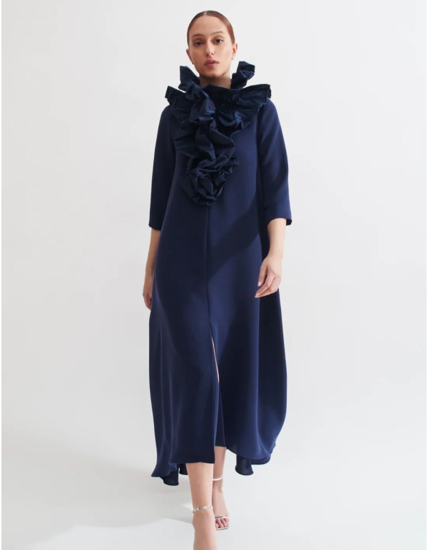 Vestido midi azul marino con escote cisne y gorguera en tafetán 2