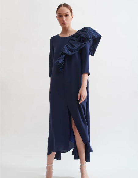 Robe midi en crêpe marine avec manches françaises et volant asymétrique