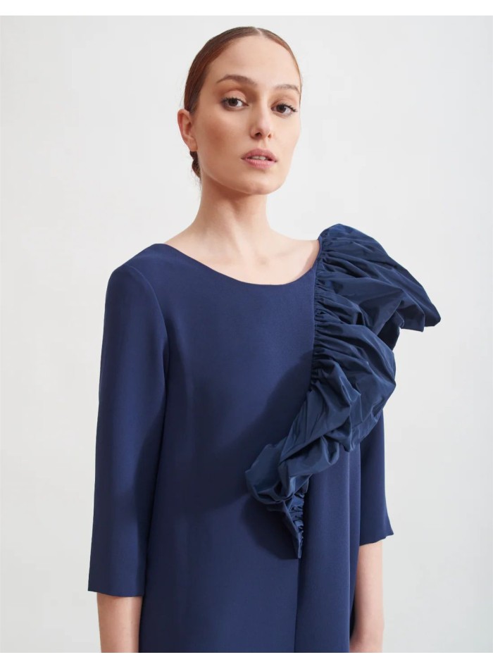 Vestido midi marino en crepé con manga francesa y volante asimétrico