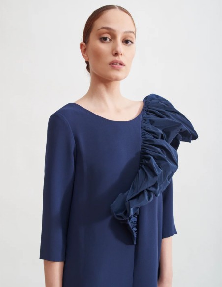 Vestido midi marino en crepé con manga francesa y volante asimétrico