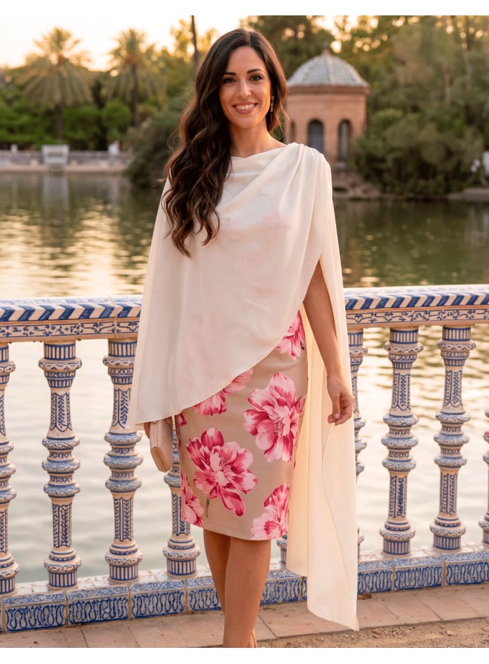 Beige chiffon cape, light and asymmetrical, perfect to complete any guest look with elegance and versatility.