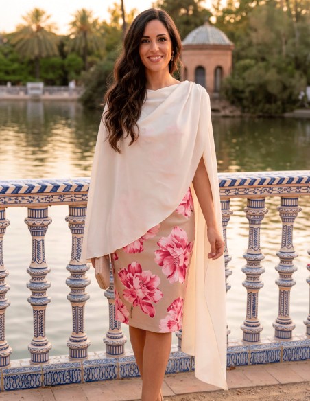 Cape croisée en mousseline de soie beige pour les invités