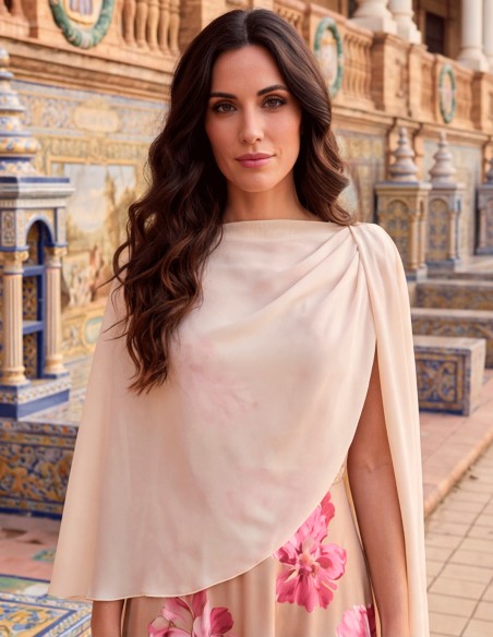 Cape croisée en mousseline de soie beige pour les invités