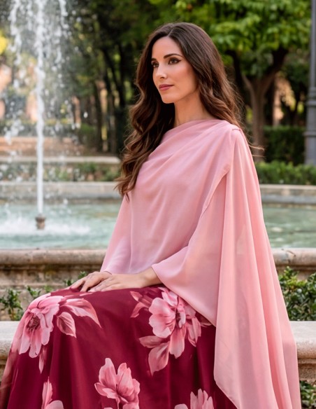This pastel pink chiffon crossover cape is the ideal complement to create an elegant, sweet and sophisticated guest look.