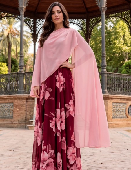 Cape rose Un accessoire indispensable pour les invités qui recherchent un style féminin plein de charme et de soin.
