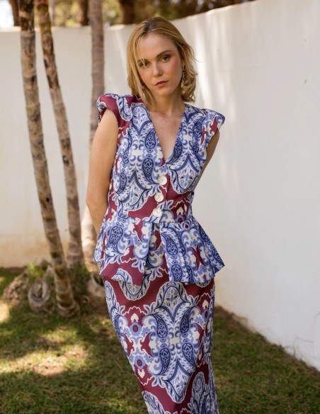 Conjunto de dos piezas para invitada con estampado étnico elegante